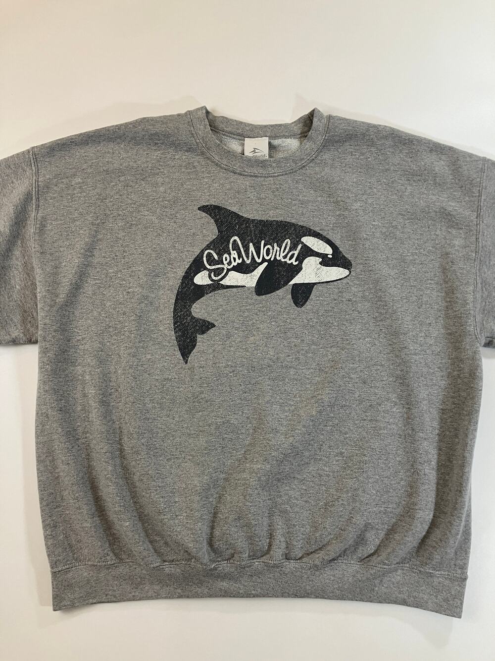 SeaWorld 2XL Orca Killer Whale Sweatshirt Gray Distressed Graphic Crewneck